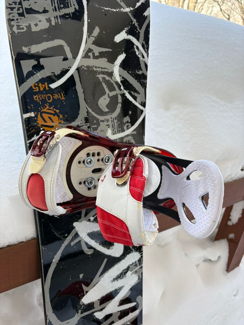 スノーボード グラフィティデザイン 赤色バインディング