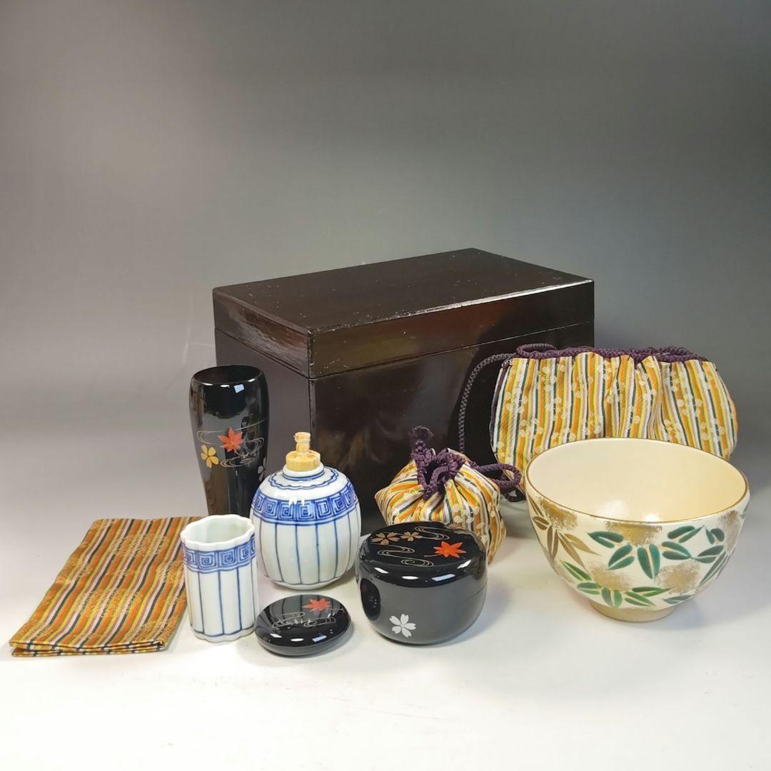 イ793 茶箱『茶箱一式　棗　振出　茶碗　香合　漆塗箱』茶道具