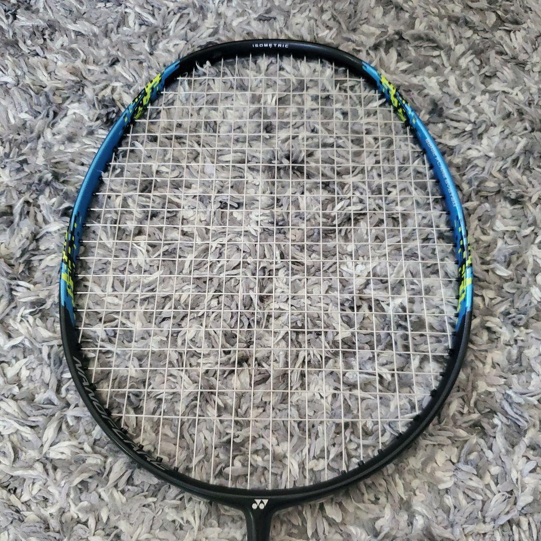 【美品】YONEXナノフレア 700 バドミントンラケット 4UG6