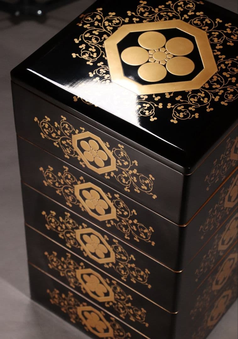 M486 輪島塗 八重門彦助 梅鉢家紋 蔦 宝尽くし金蒔絵 黒塗五段重 梨子地