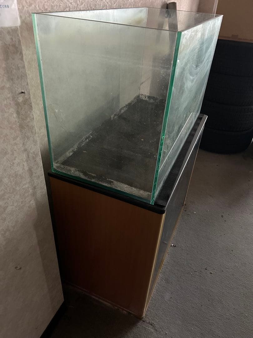 ガラス水槽と水槽台・キャビネット 黒と木目調