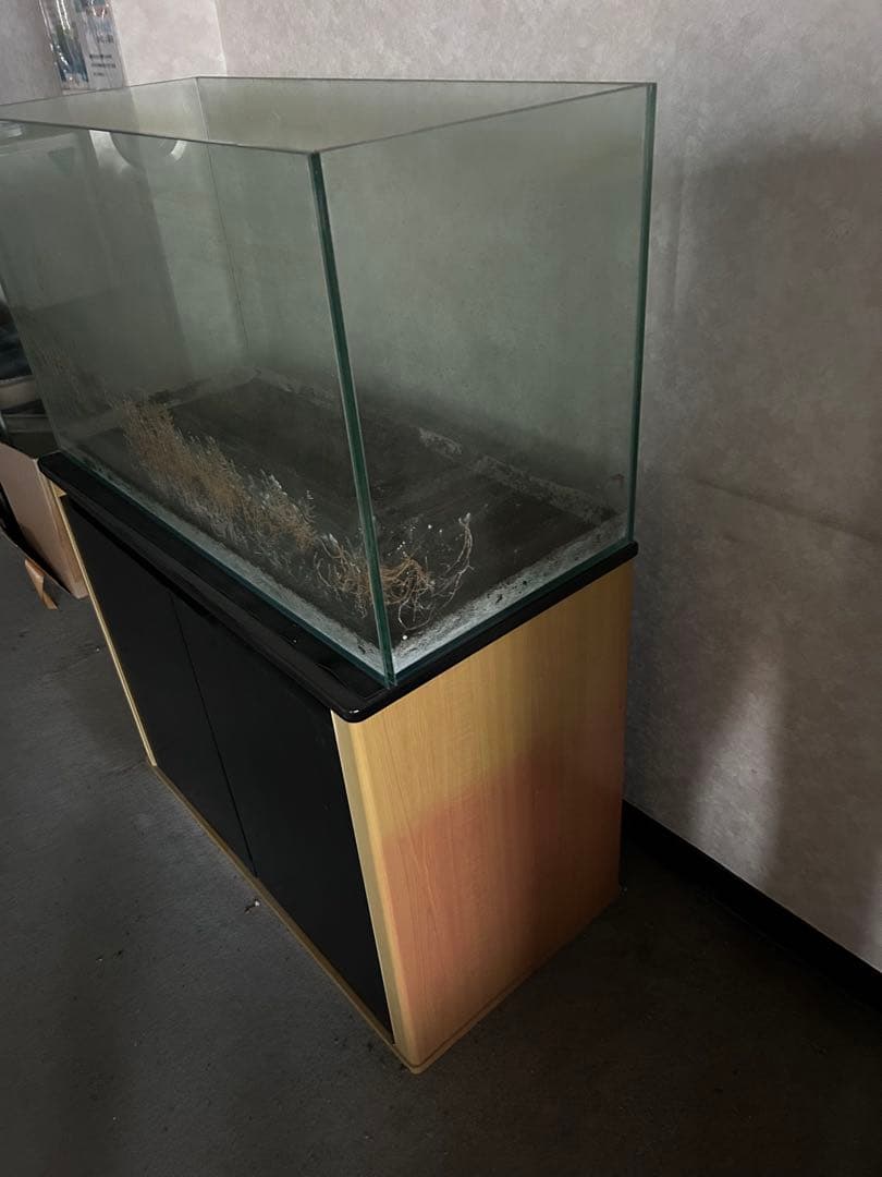 ガラス水槽と水槽台・キャビネット 黒と木目調