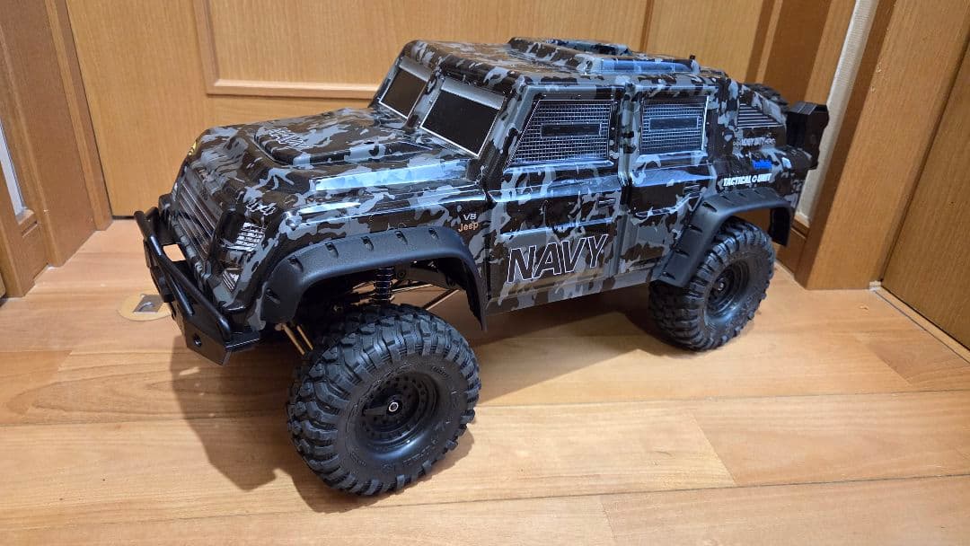 ラジコン 1/10 クローラー トラクサスのボディとタイヤ メカ付き