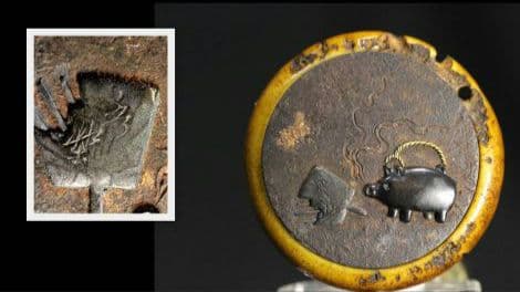 秀楽 在銘　鏡蓋 根付「貧乏長屋の夏の夕景 豚型蚊遣り器の図」