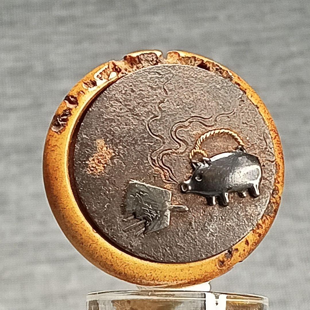 秀楽 在銘　鏡蓋 根付「貧乏長屋の夏の夕景 豚型蚊遣り器の図」