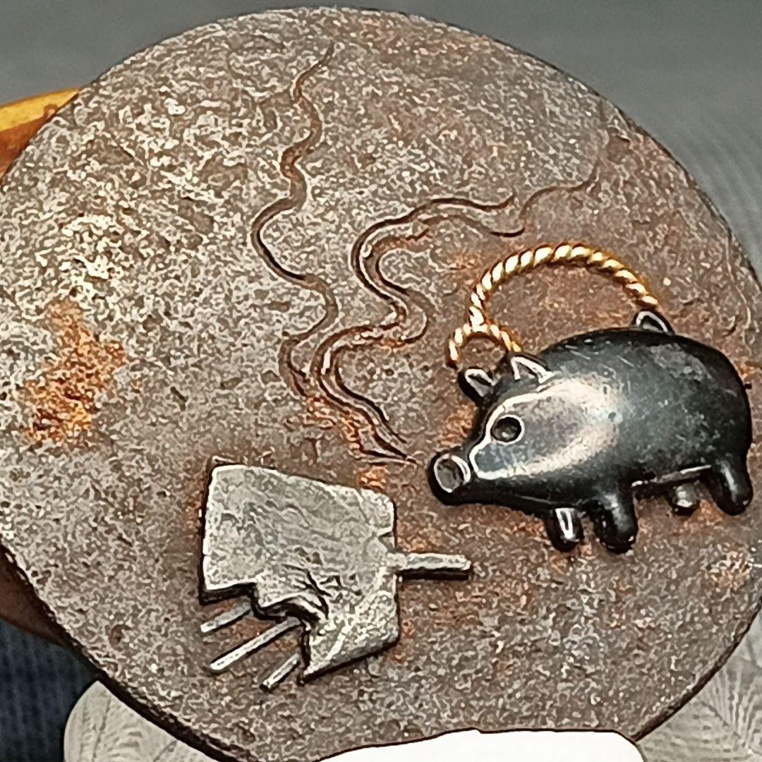 秀楽 在銘　鏡蓋 根付「貧乏長屋の夏の夕景 豚型蚊遣り器の図」