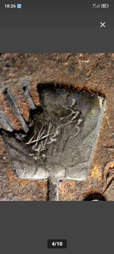 秀楽 在銘　鏡蓋 根付「貧乏長屋の夏の夕景 豚型蚊遣り器の図」