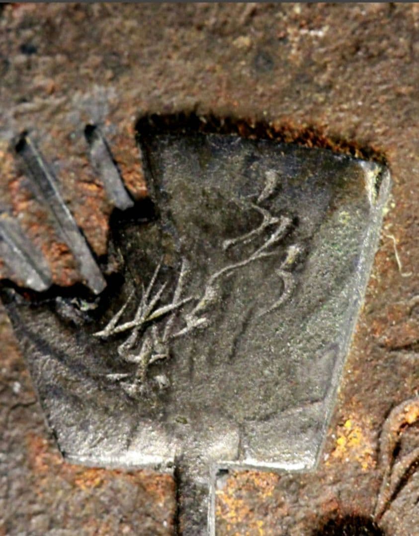 秀楽 在銘　鏡蓋 根付「貧乏長屋の夏の夕景 豚型蚊遣り器の図」