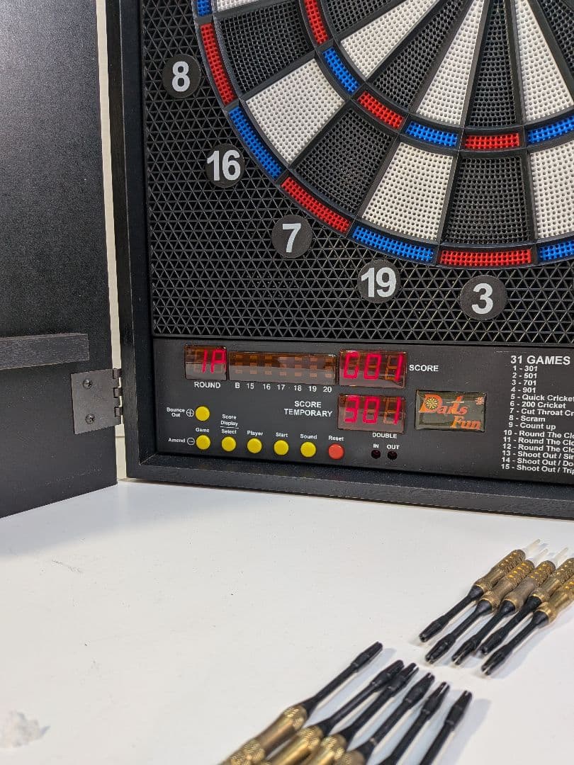 P847 【美品】電子ダーツボード KING'S HEAD 木製キャビネット付き