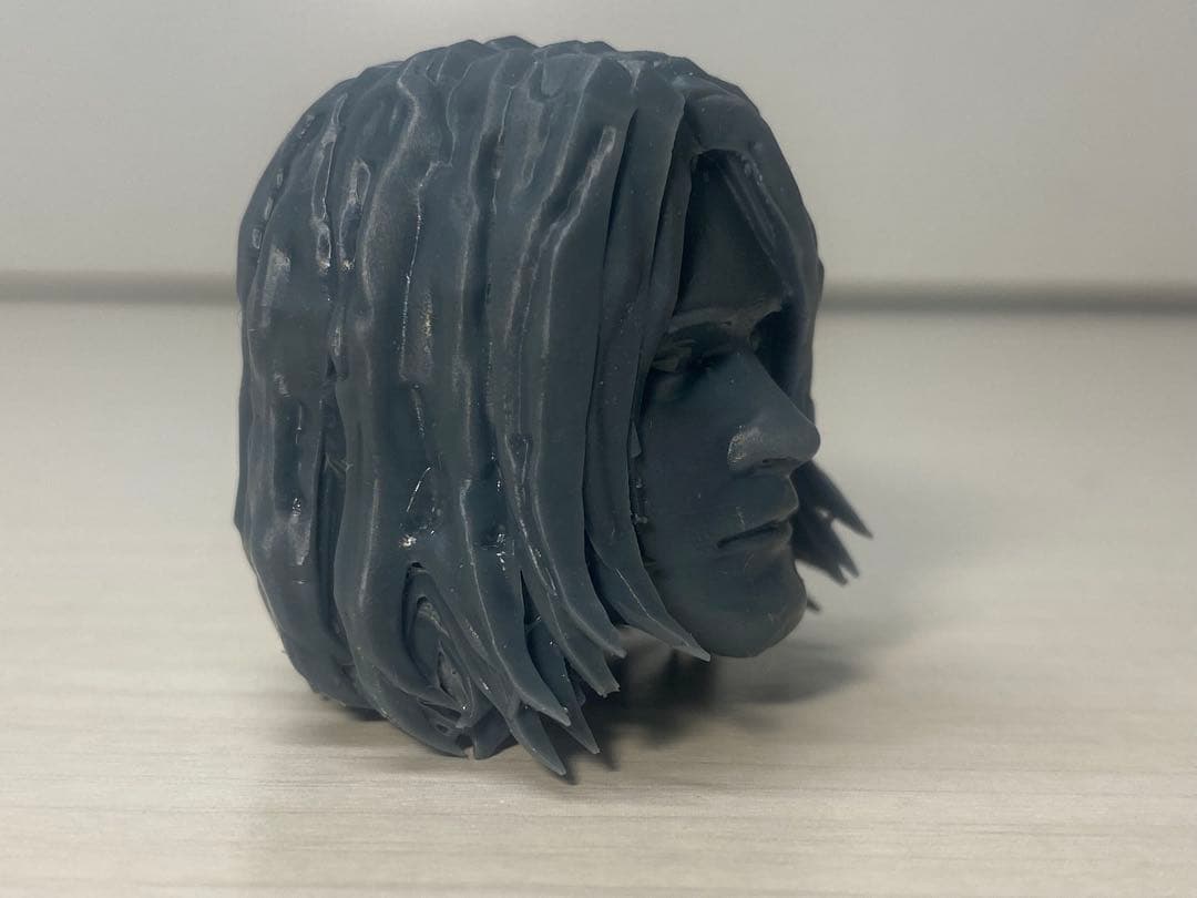 カート・コバーン像　2体　(片方は喫煙)