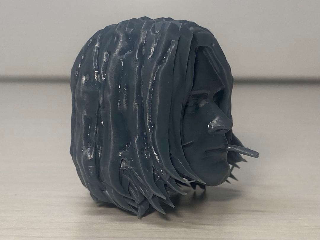 カート・コバーン像　2体　(片方は喫煙)