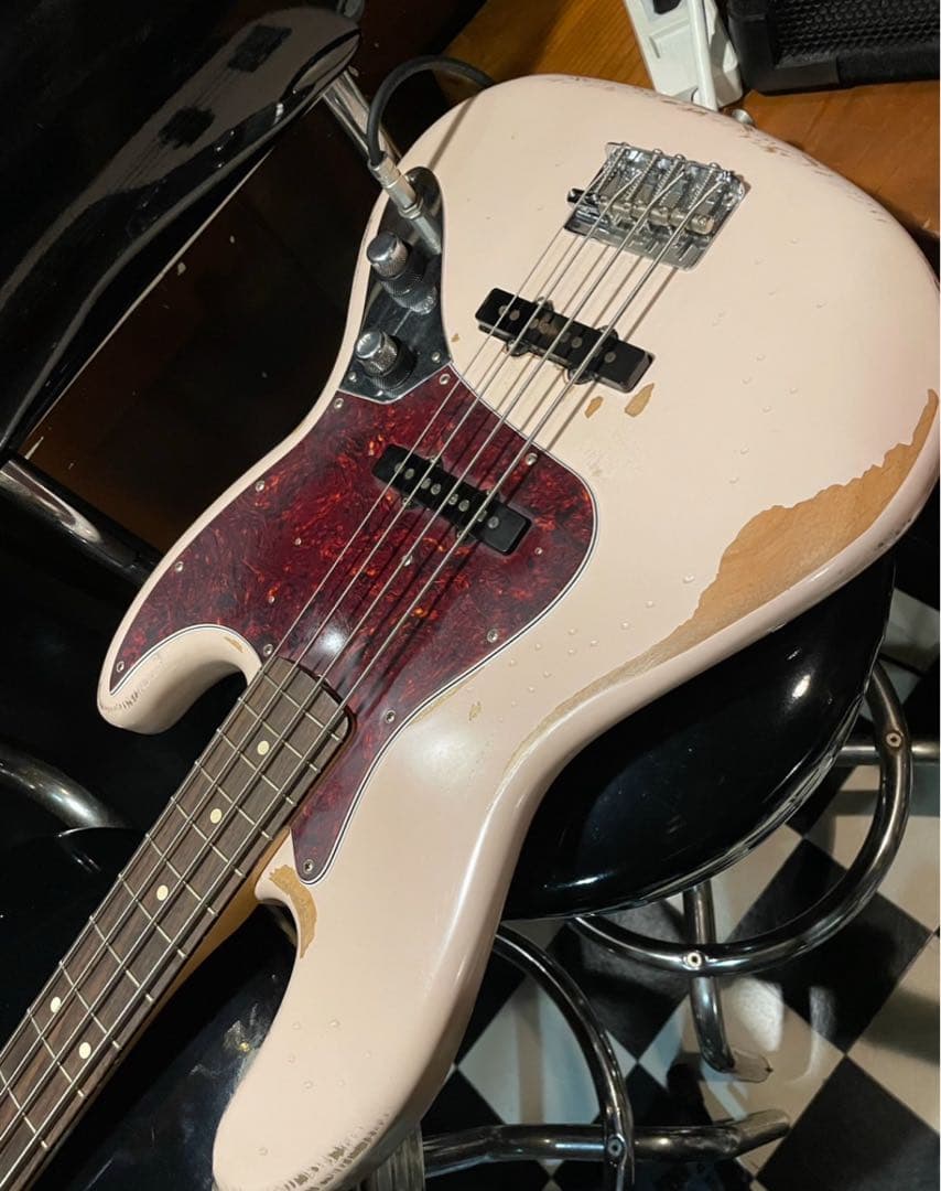 ベース Fender Flea Jazz Bass