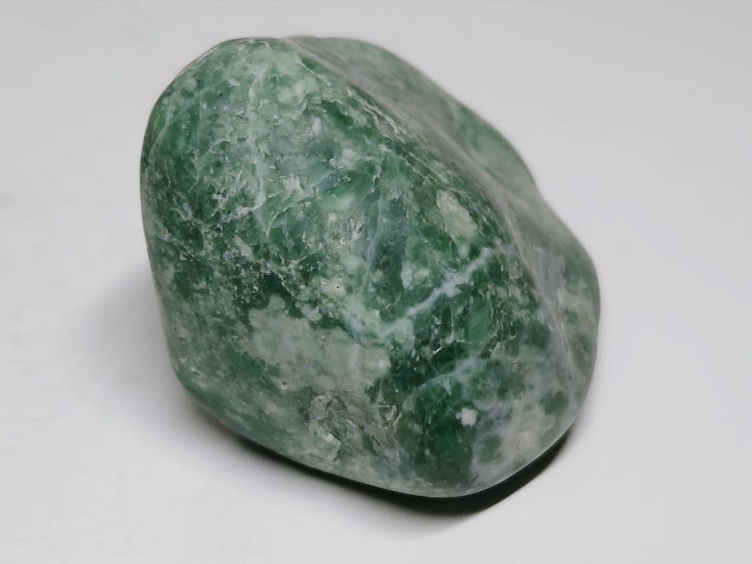 糸魚川151 翡翠 92g ヒスイ 原石 鑑賞石 自然石 誕生石 鉱物 鉱石