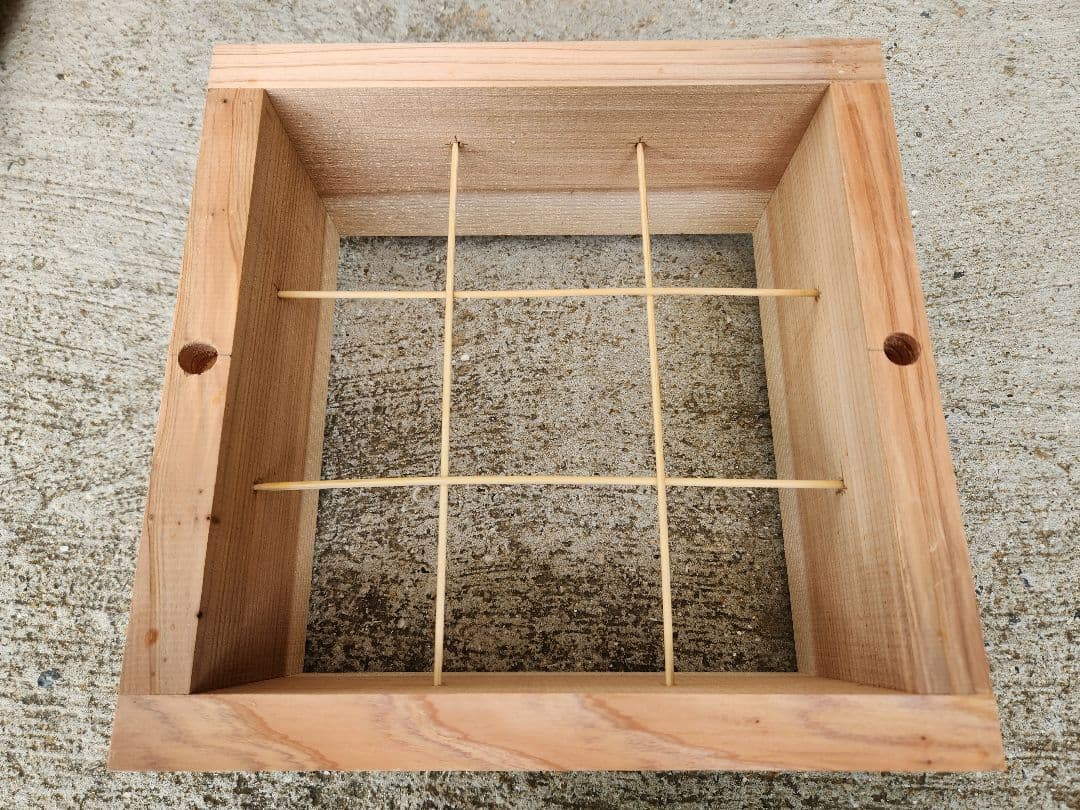 熟練大工作製、柾目板使用で重箱の節抜けの心配なし、日本蜜蜂４段重箱式巣箱