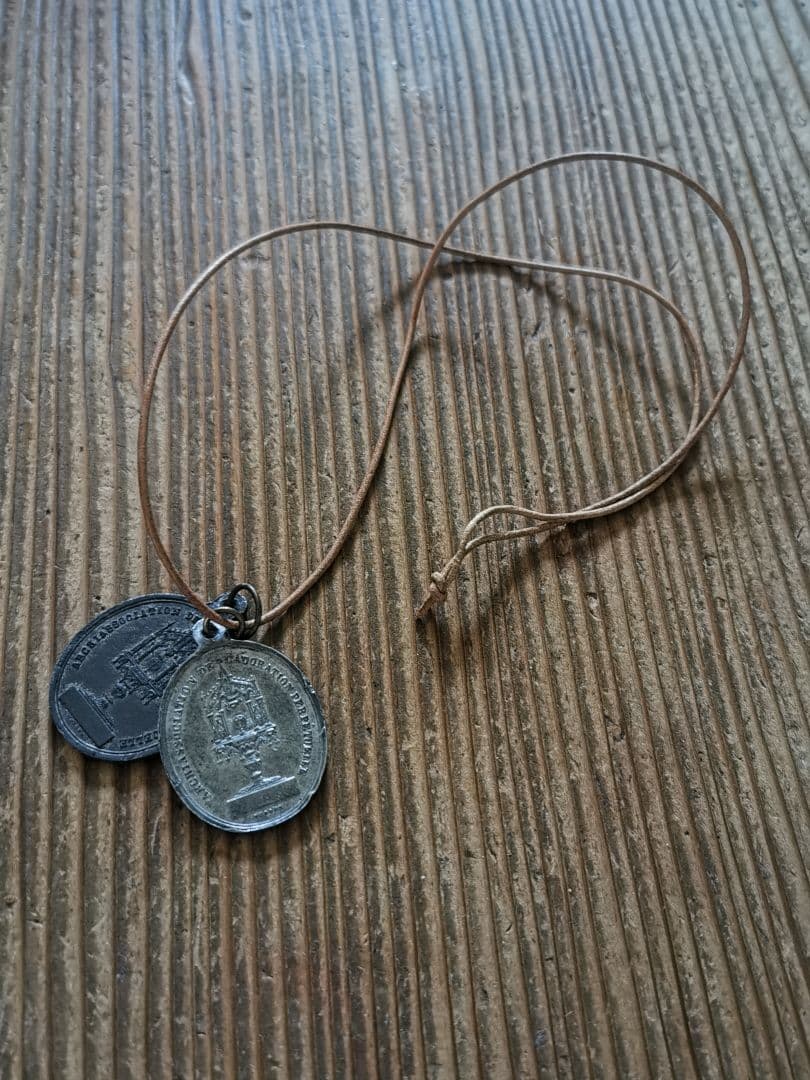 アンティークメダイ 祭壇と聖人 異素材ラージチャーム2枚ペアセット天然革紐付き