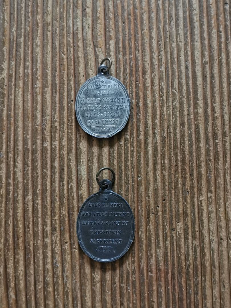 アンティークメダイ 祭壇と聖人 異素材ラージチャーム2枚ペアセット天然革紐付き