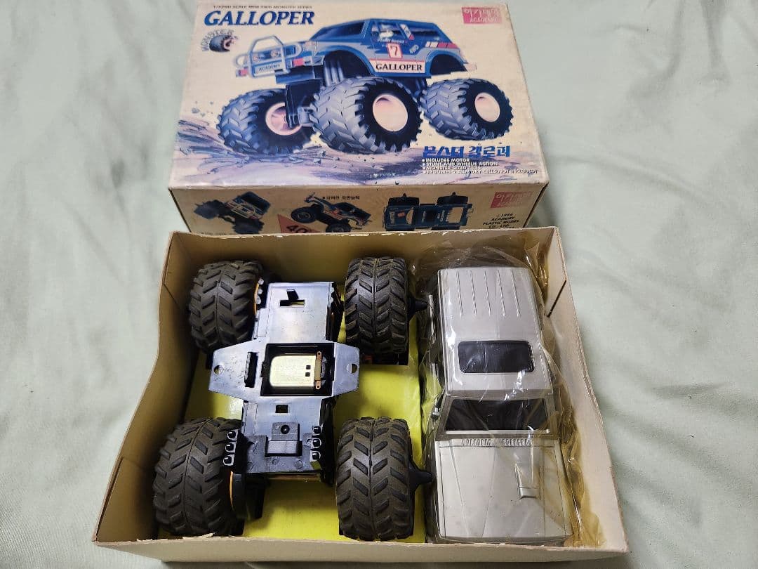 三菱パジェロ(ヒュンダイギャロッパー)ワイルドミニ4駆　アカデミー模型製　未組立