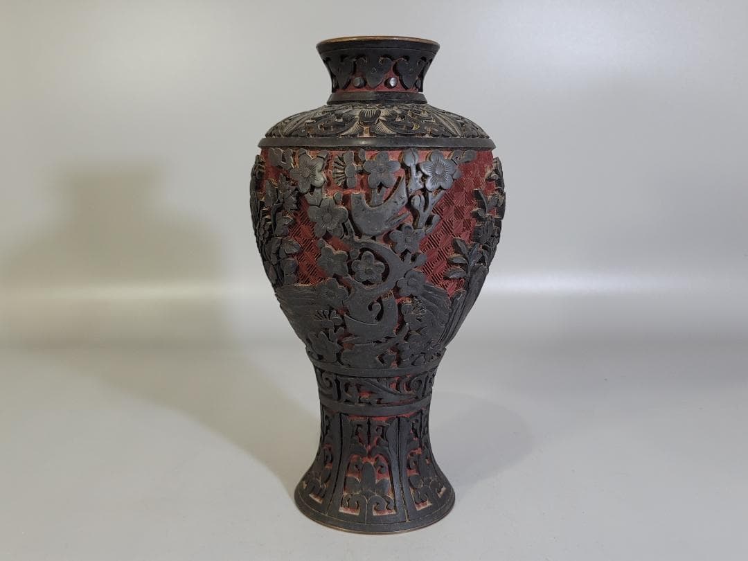 中国 古い 堆黒朱 刻草花紋 瓶 時代物