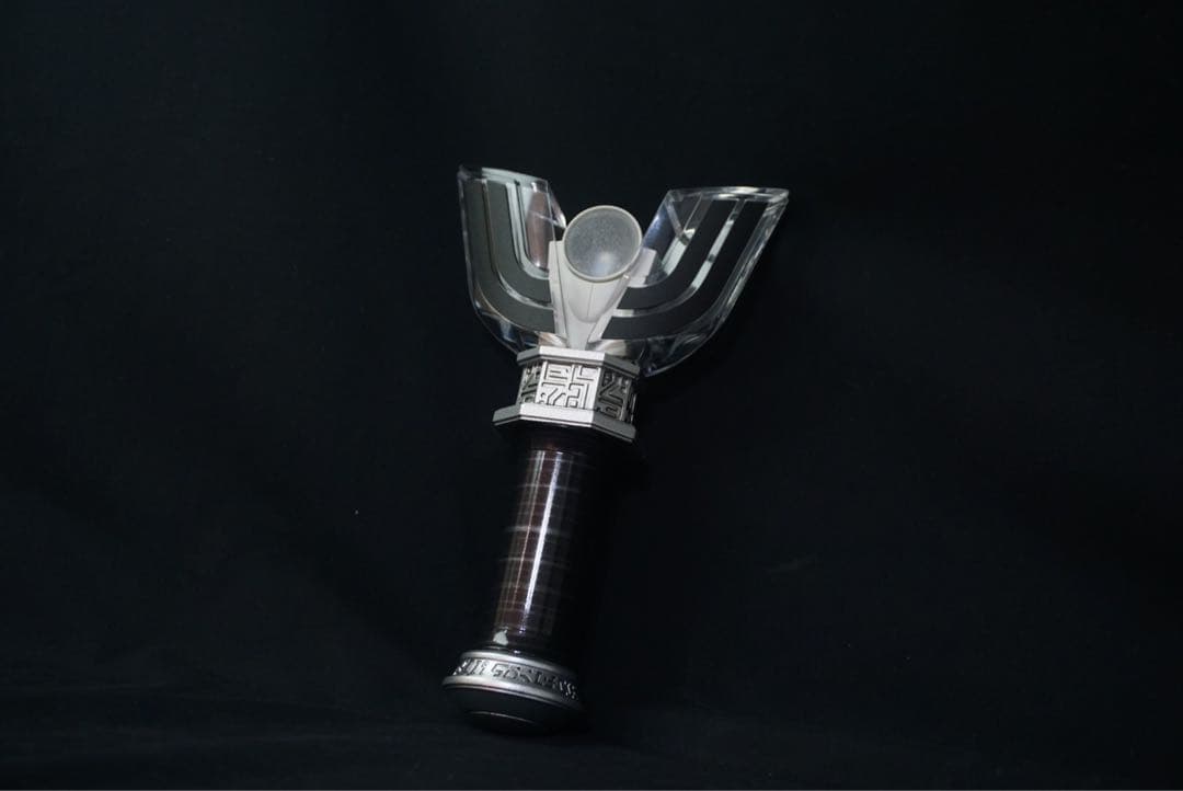 1点のみ　ブラックスパークレンス　プロップ造形　台座付き