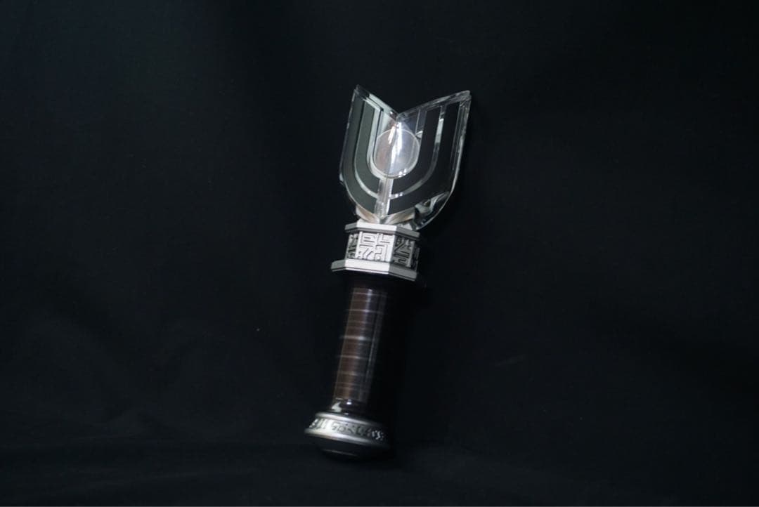 1点のみ　ブラックスパークレンス　プロップ造形　台座付き