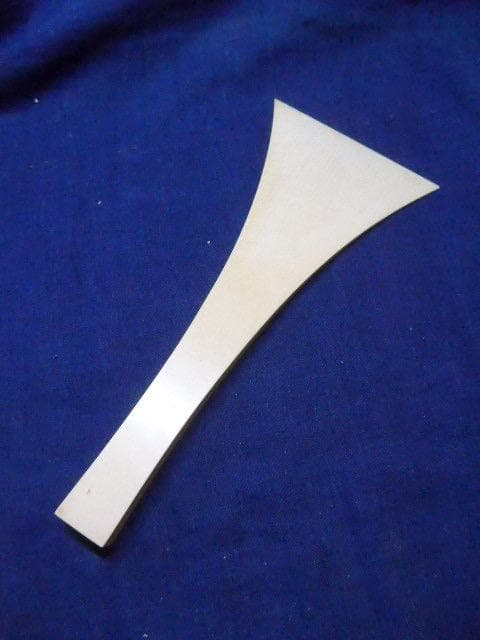 三味線の乳白色の撥です。目だつ傷はありませんが大変古いものです