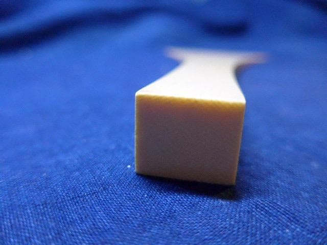 三味線の乳白色の撥です。目だつ傷はありませんが大変古いものです