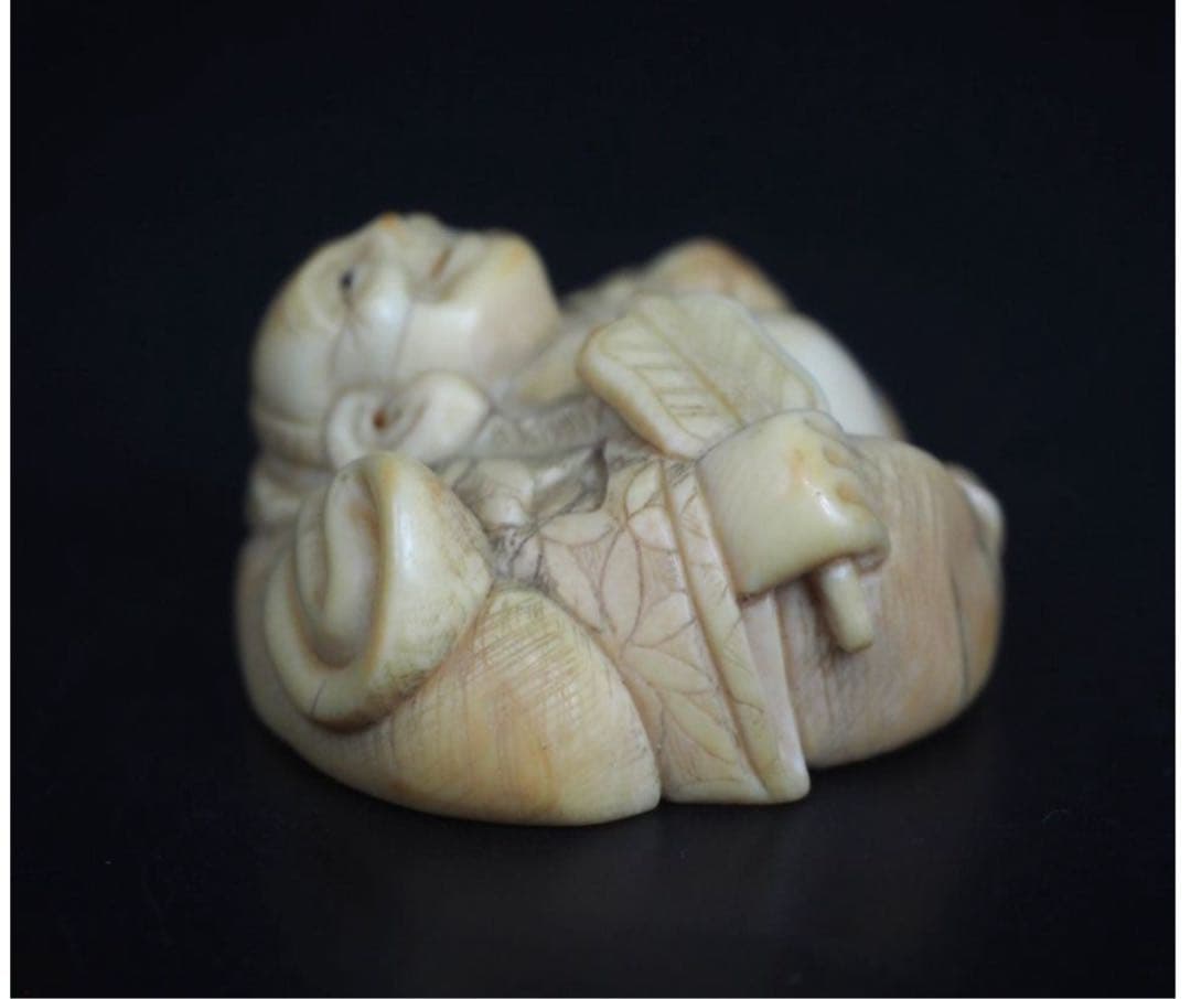 送料無料　時代物　古牙彫根付　幅4.5ｃｍ　重27ｇ