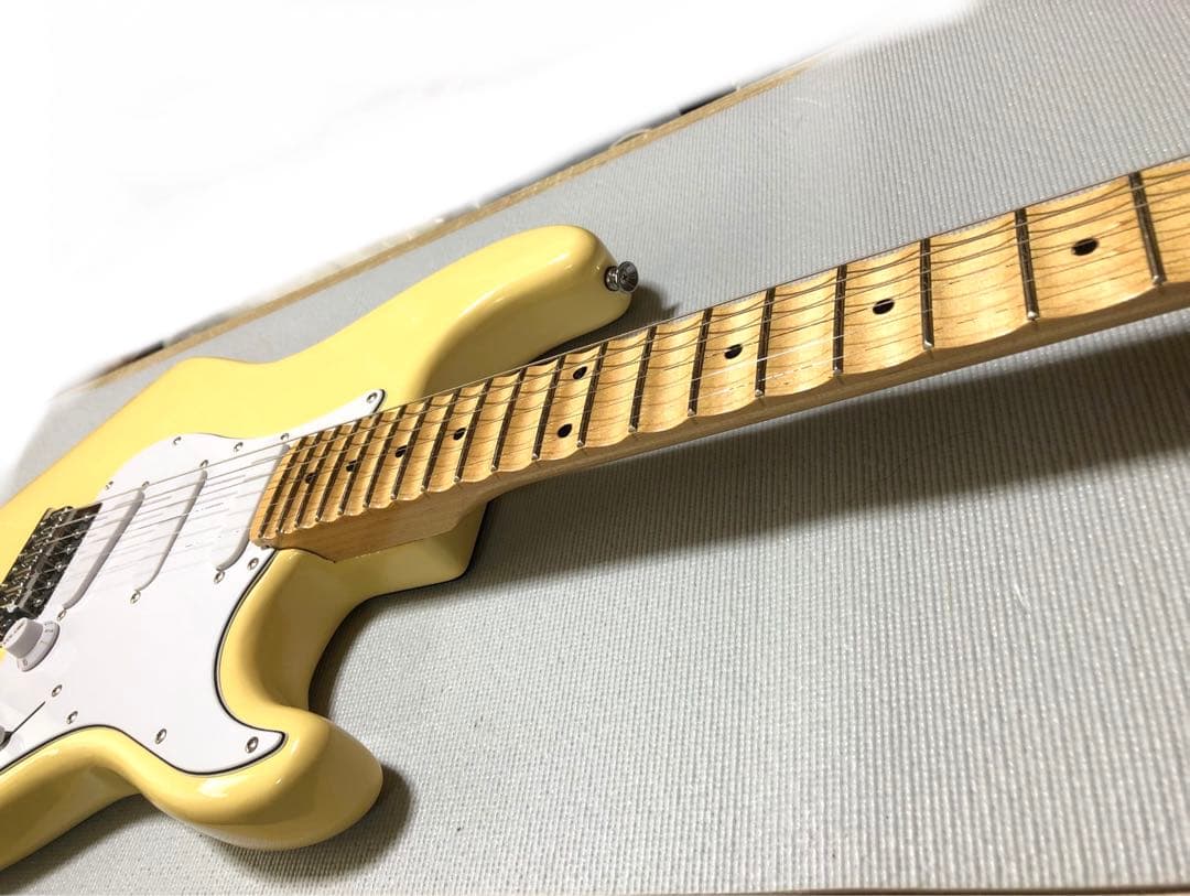 ノーブランド ストラトキャスタータイプ エレキギター (スキャロップ)