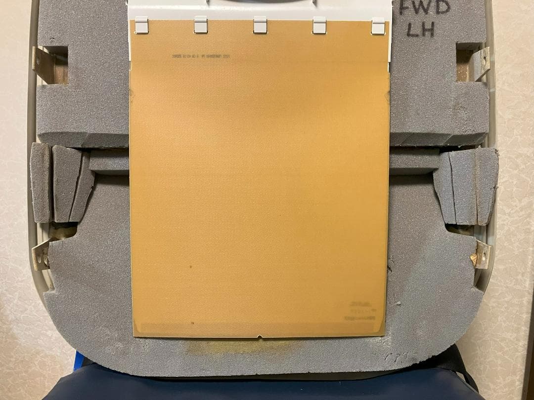 エアバスA320 AIRBUS 機内 客室 内装 壁 非常口 ウィンドウガラス