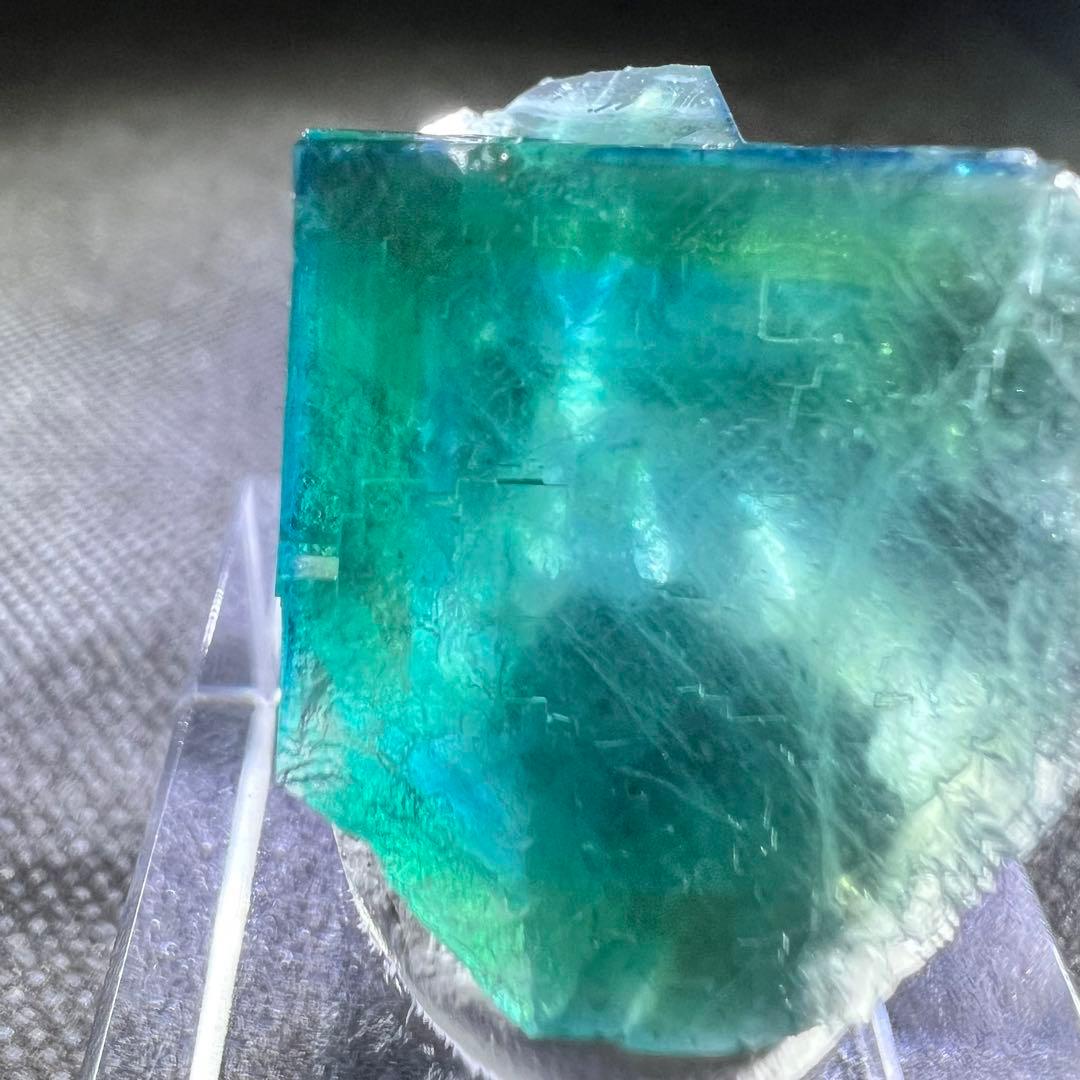 ヤオガンシャン産　「深藍色」グリーンフローライト　ライトグリーンウィンドウ
