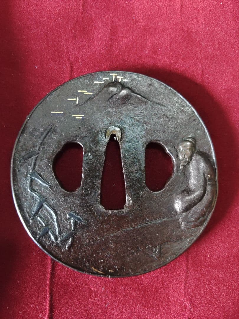 翁・笹・山水の図　鉄鍔　鐔　大鍔　覆輪　かわいい鍔　高肉彫？　鋤出高彫？　覆輪