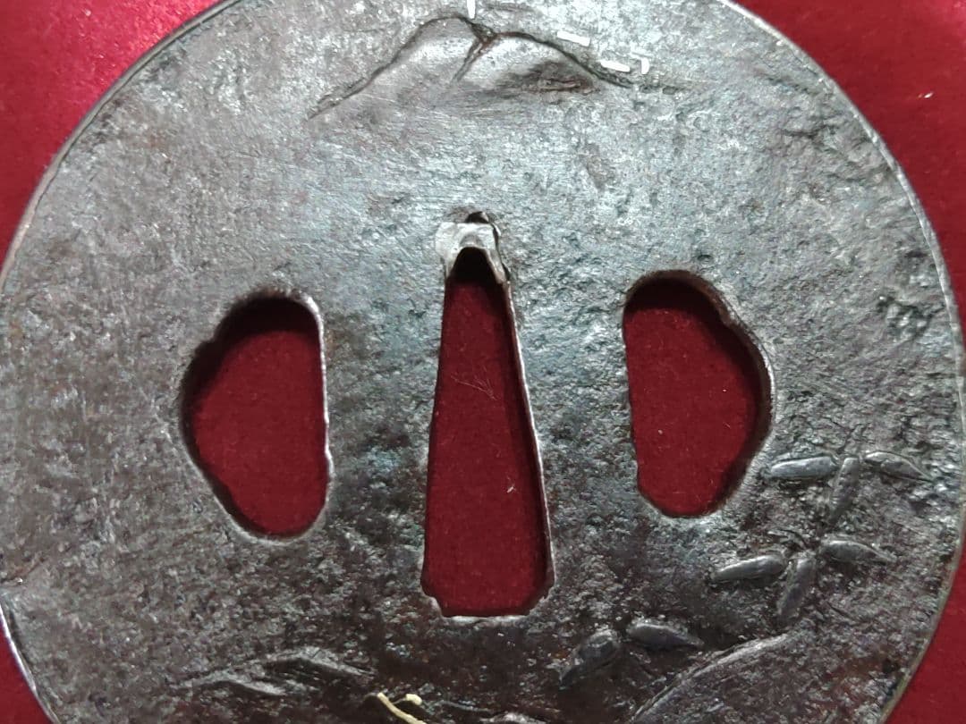 翁・笹・山水の図　鉄鍔　鐔　大鍔　覆輪　かわいい鍔　高肉彫？　鋤出高彫？　覆輪