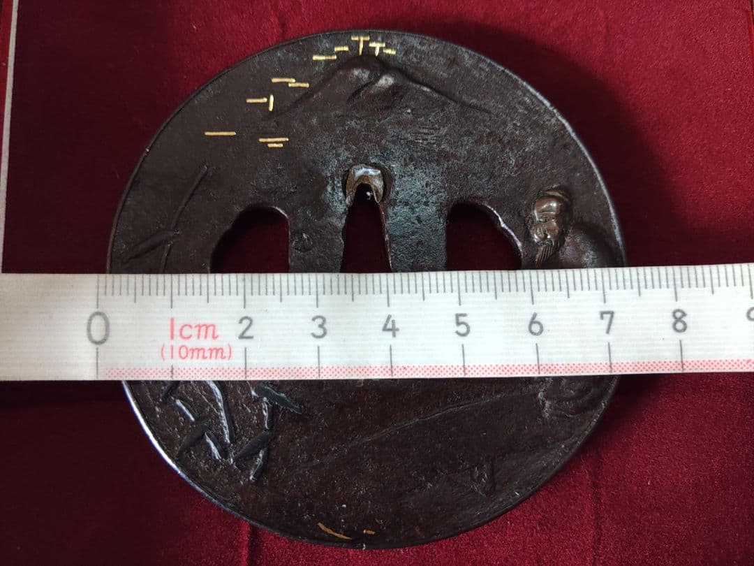 翁・笹・山水の図　鉄鍔　鐔　大鍔　覆輪　かわいい鍔　高肉彫？　鋤出高彫？　覆輪