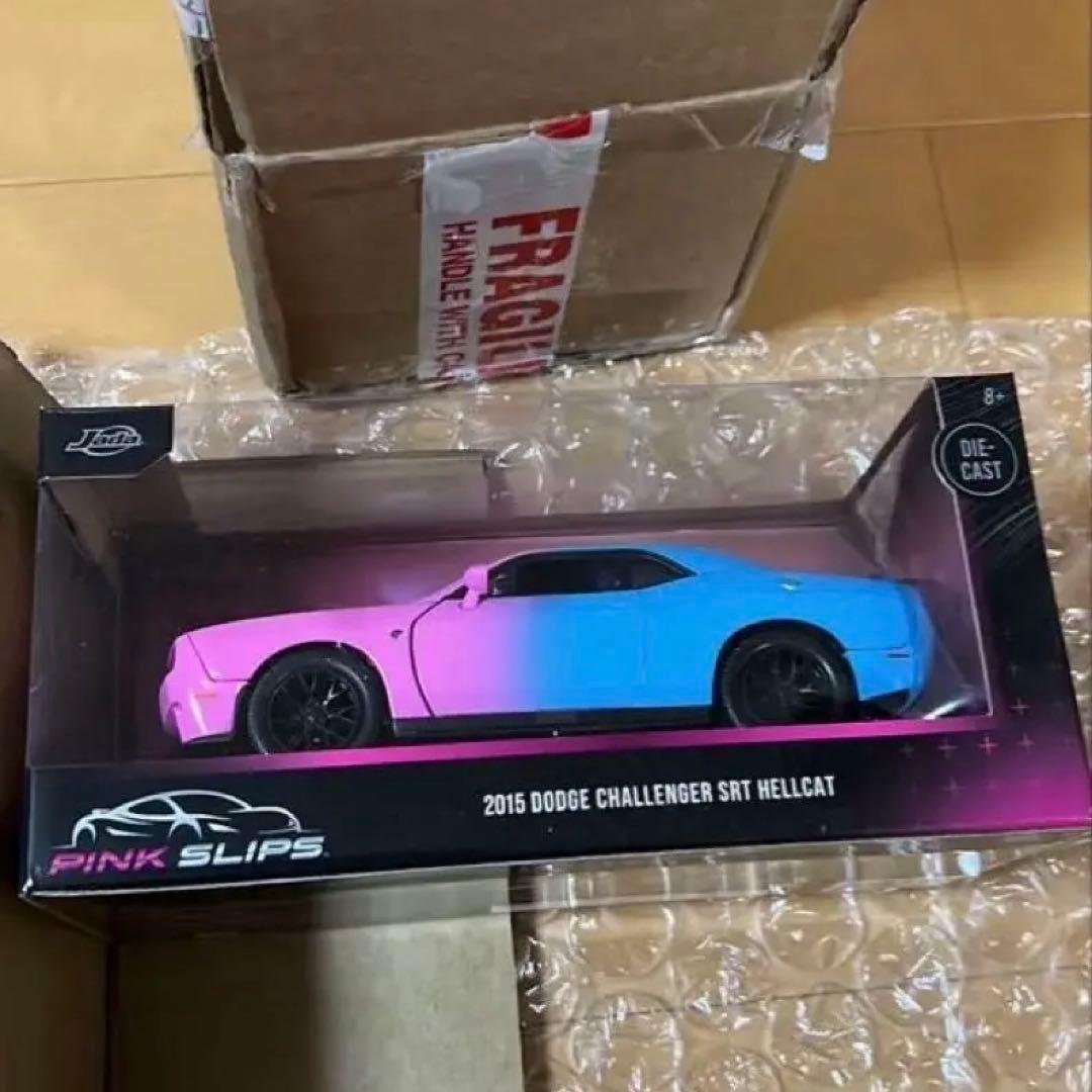 【日本未発売】PINK SLIPS ダッジチャレンジャー 1:24
