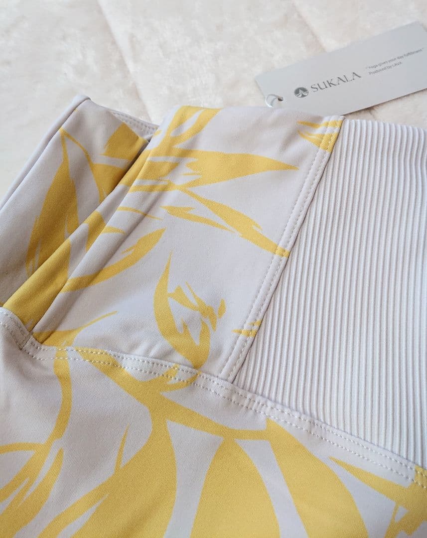 新品タグ付き ヨガウェア ヨガレギンス おしゃれなリーフ模様