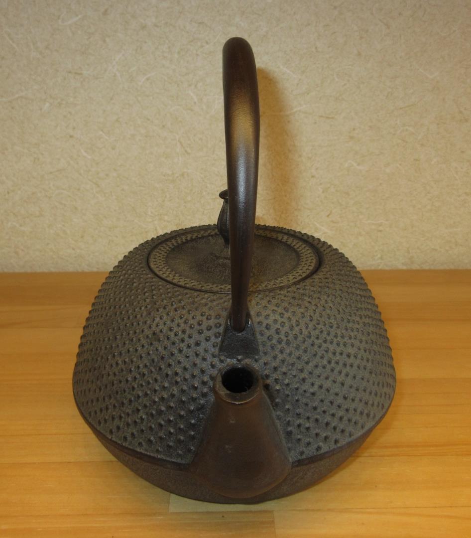 送料込【逢絢亭・新品】茶道具 鉄瓶 霰紋 IH対応 替蓋付き 日本製 紙箱入り