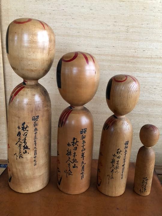 小椋久太郎作のこけし4体と保管用皮製のバック値下げしました。