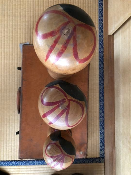小椋久太郎作のこけし4体と保管用皮製のバック値下げしました。