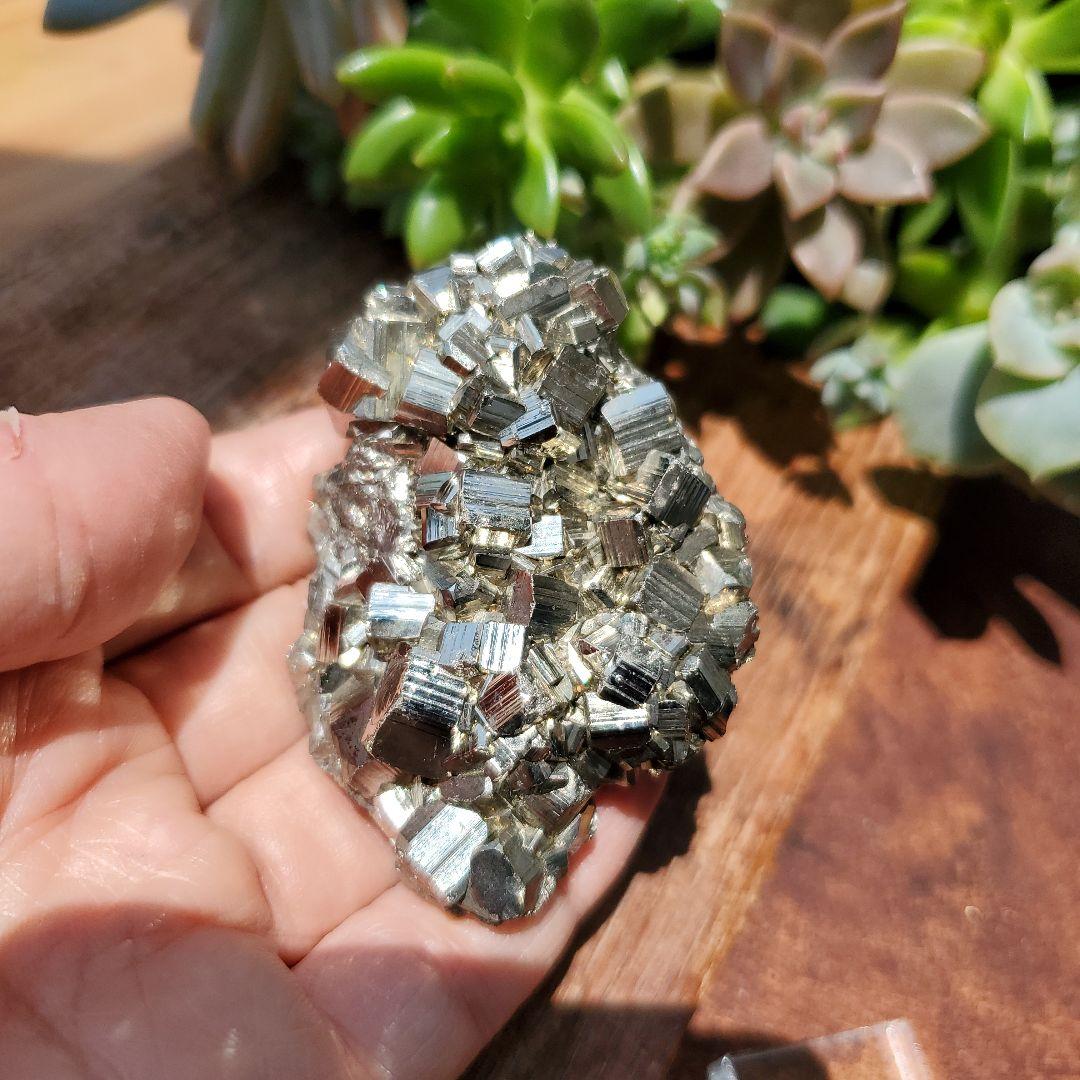 パイライト原石　大きめ　結晶7　ペルー産　鉱物標本（黄鉄鉱）