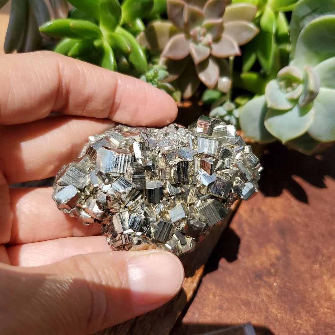 パイライト原石　大きめ　結晶7　ペルー産　鉱物標本（黄鉄鉱）