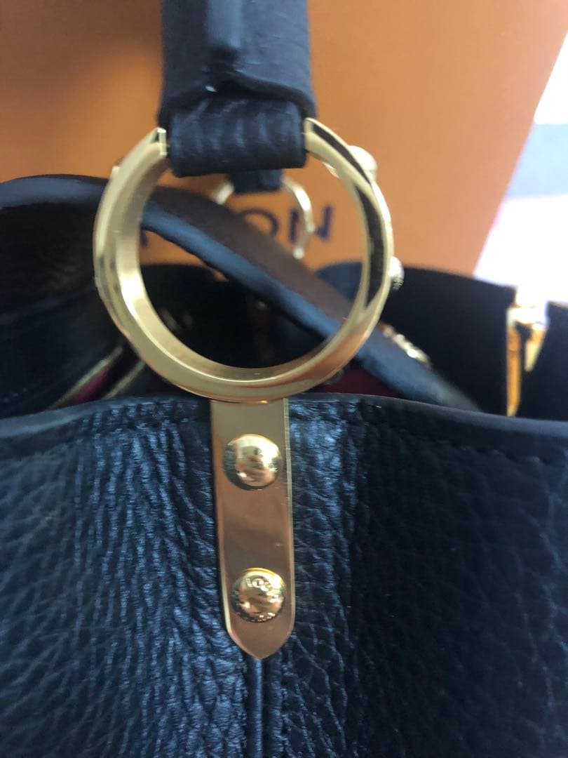 ブラックレザーショルダーバッグ