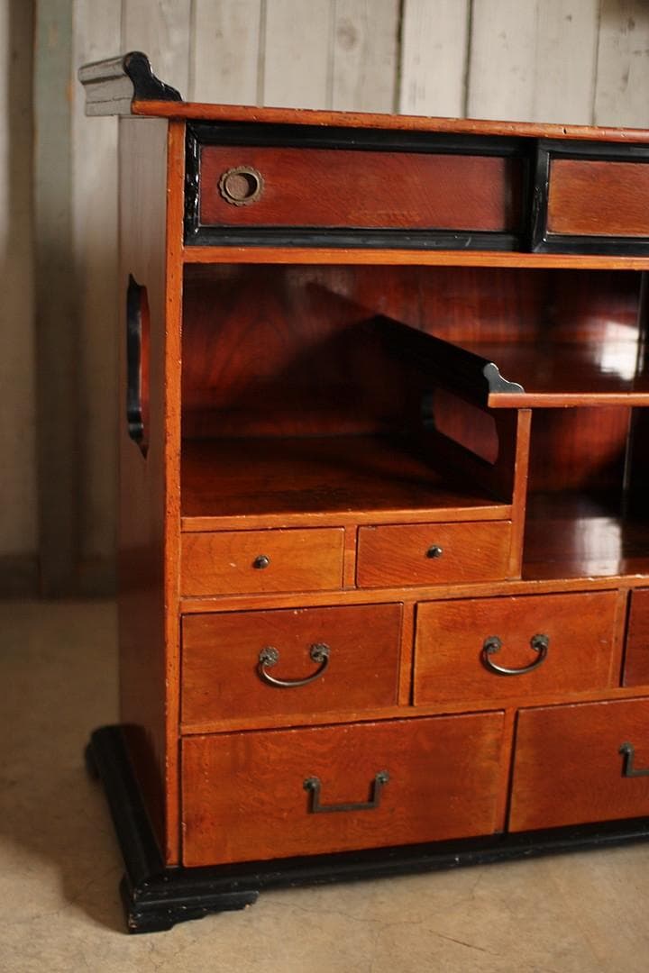 古い木製の茶箪笥　収納棚　小引き出し7杯