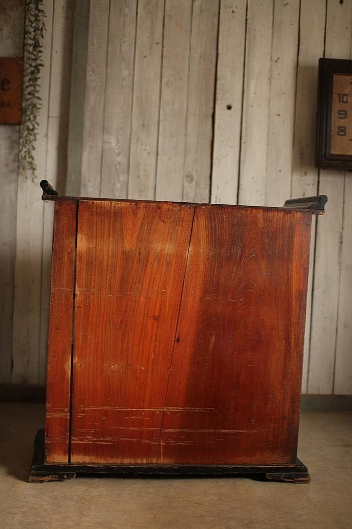 古い木製の茶箪笥　収納棚　小引き出し7杯