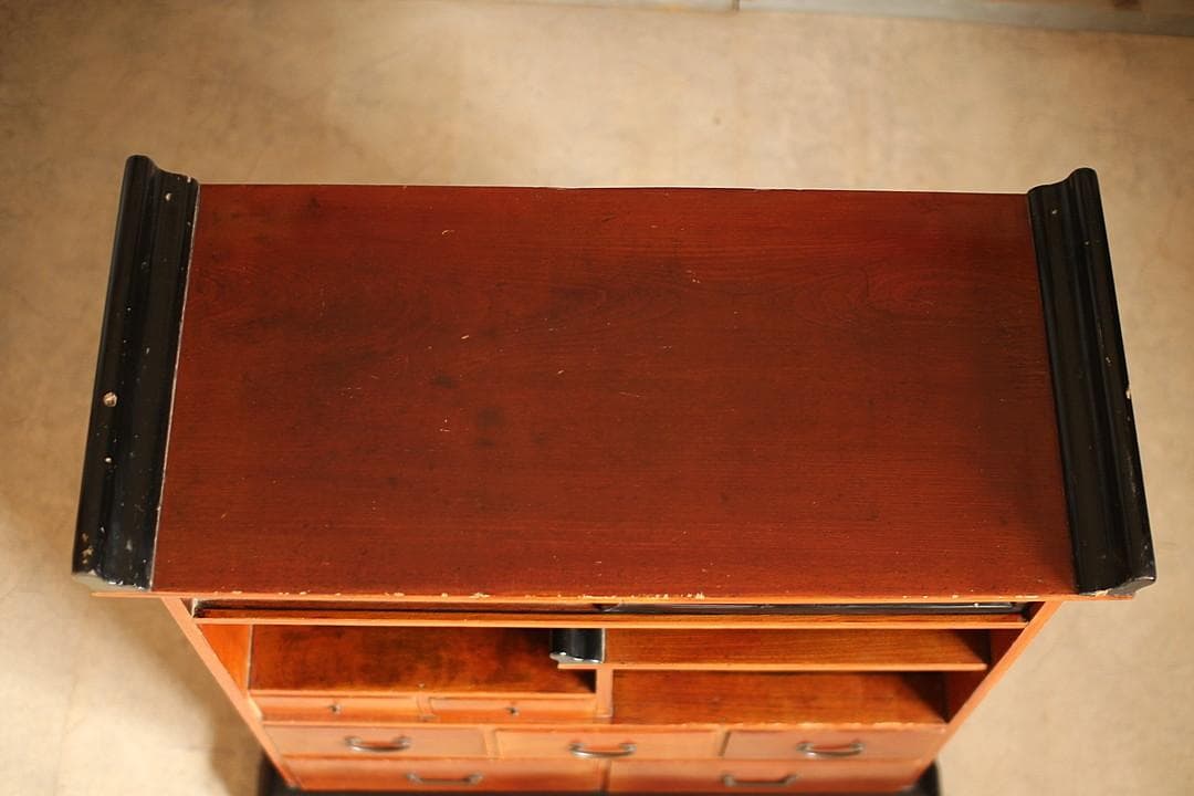 古い木製の茶箪笥　収納棚　小引き出し7杯