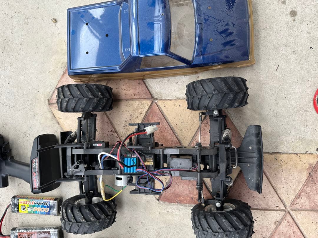 オフロードトラックラジコンカー　2台（タミヤ　他）　ジャンク品