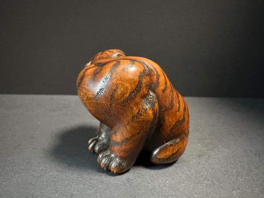 【根付(netsuke)】　木製トラの根付　正直作　江戸時代
