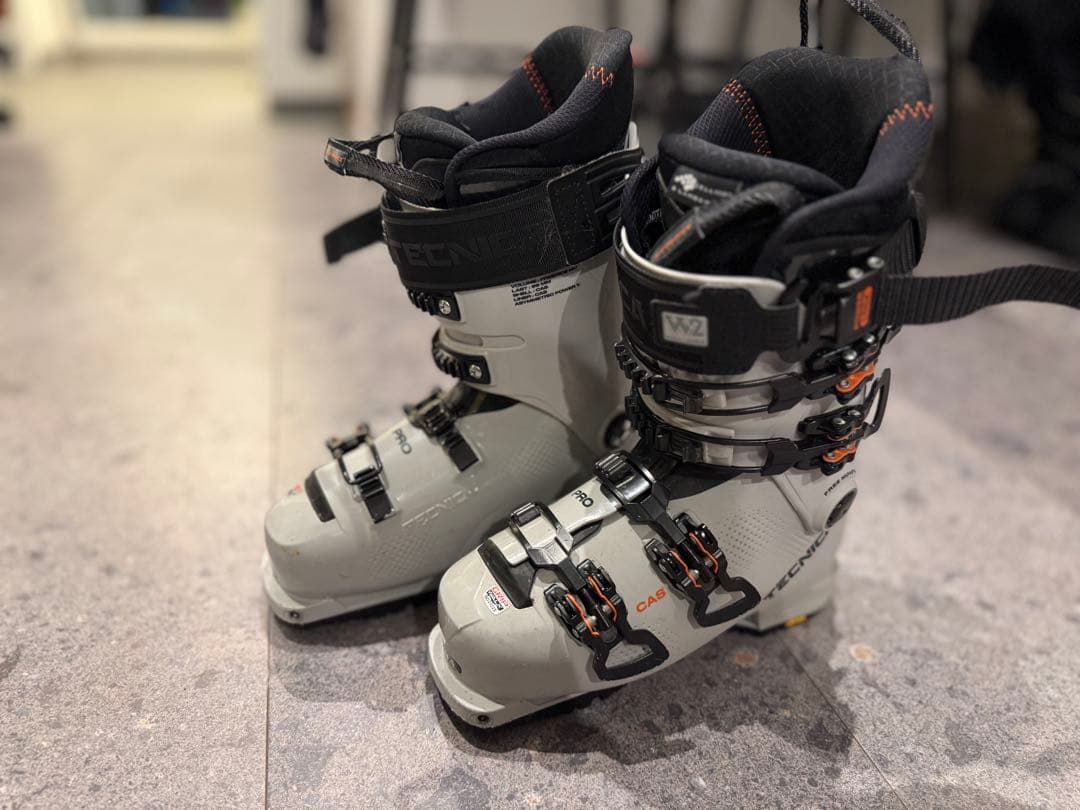 Tecnica Cochise pro 女性用スキー用ブーツ ライトグレー