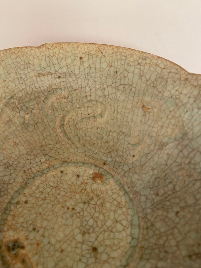 中国　古い景徳鎮　皿　陰刻