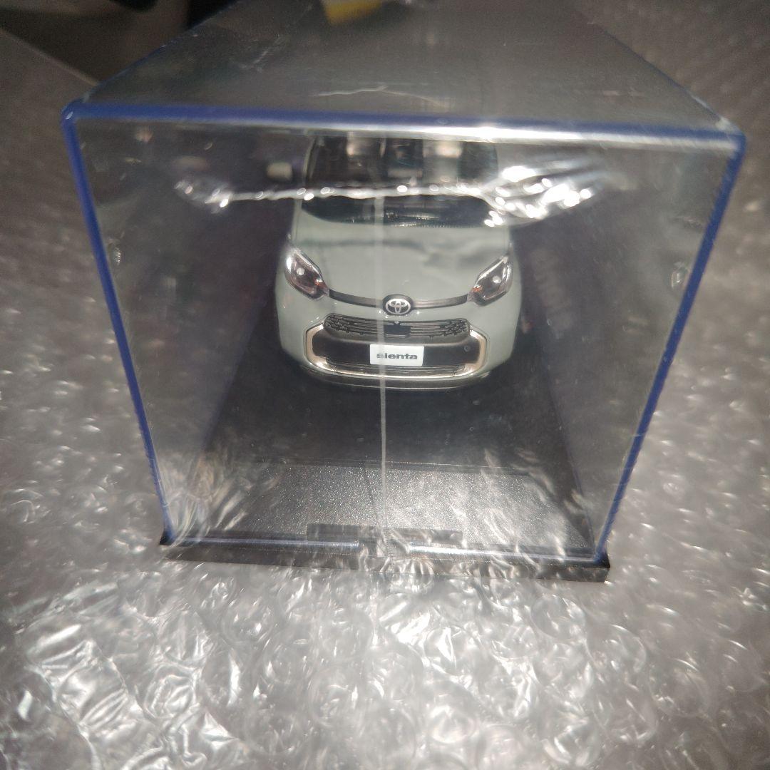 トヨタ　カラーサンプル　シエンタ　アーバンカーキ