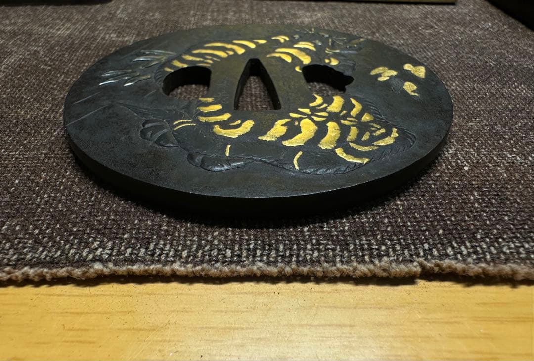 鉄地　鍔　つば　虎　金象嵌　骨董古美術